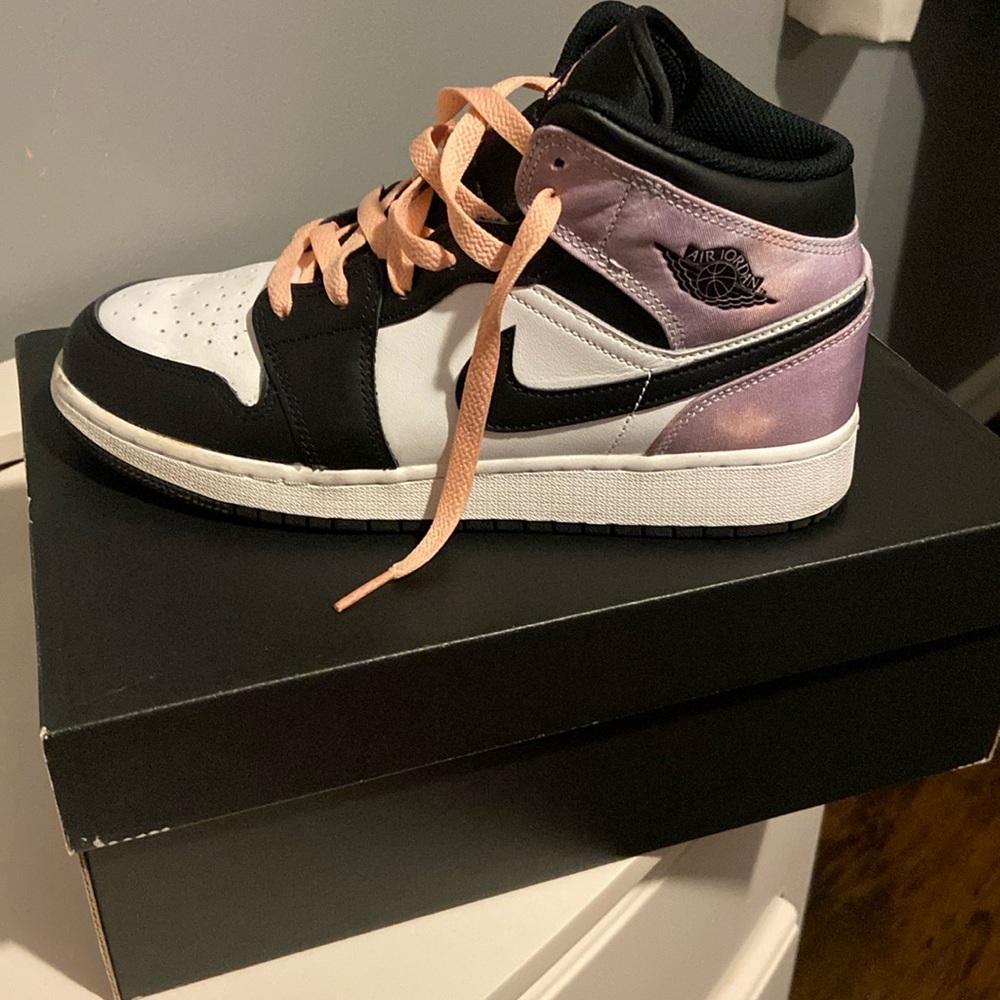 Bearly used. Will be cleaned before shipped out and comes with box and laces!!
